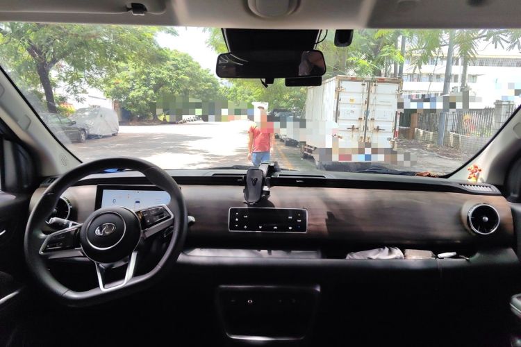 Used Ruichi EC75 2025 Model Passenger Vehicle Smart Driving Ultra-Charging Edition Superior I 52.16 kWh Center Console
