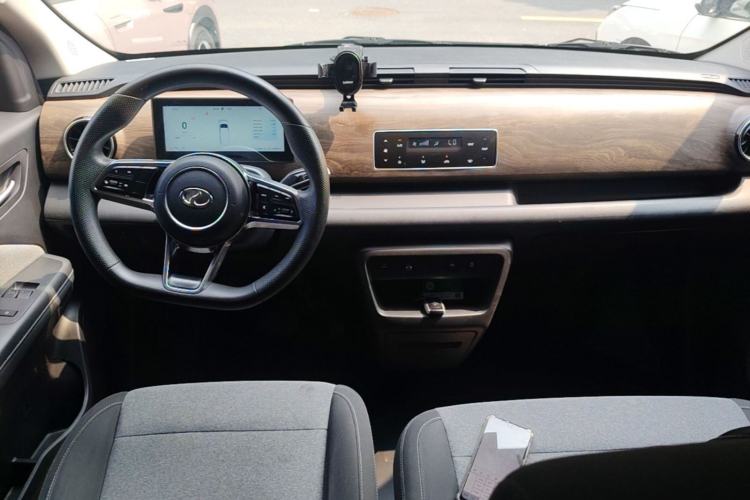 Used Ruichi EC75 2025 Model Passenger Vehicle Smart Driving Ultra-Charging Edition, Pioneer Type I, 52.16 kWh Center Console