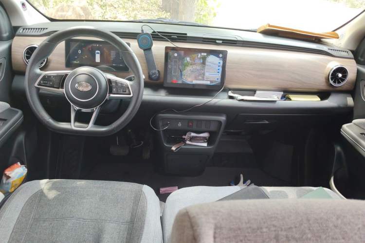 Used Ruichi EC75 2025 Model Passenger Vehicle Smart Driving Ultra-Charging Edition Superior II 50.1 kWh Center Console