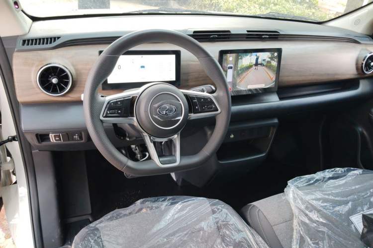 Used Ruichi EC75 2025 Model Freight Vehicle Smart Driving Ultra-Charging Edition Superior I 52.16 kWh Center Console