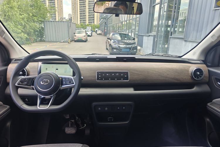 Used Ruichi EC75 2025 Model Passenger Vehicle Smart Driving Ultra-Charging Edition, Pioneer Type I, 52.16 kWh Center Console