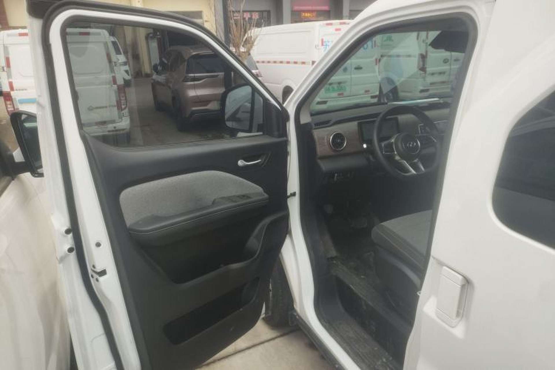 Used Ruichi EC75 2025 Model Passenger Vehicle Smart Driving Ultra-Charging Edition, Pioneer Type I, 52.16 kWh Driver Seat