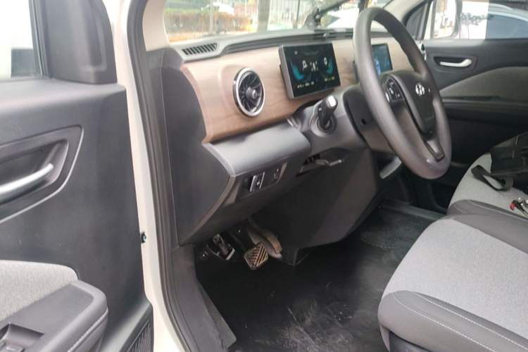 Used Ruichi EC75 2025 Model Passenger Vehicle Smart Driving Ultra-Charging Edition, Pioneer Type I, 52.16 kWh Driver Seat