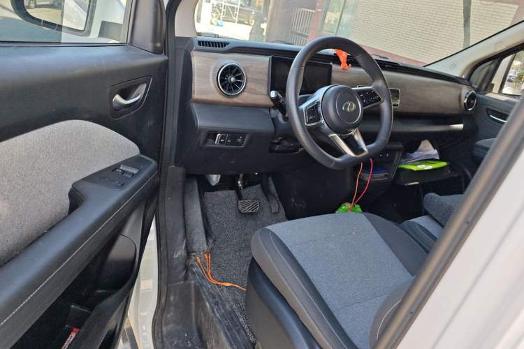 Used Ruichi EC75 2025 Model Passenger Vehicle Smart Driving Ultra-Charging Edition, Pioneer Type I, 52.16 kWh Driver Seat