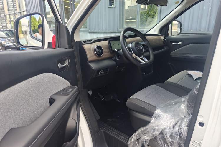 Used Ruichi EC75 2025 Model Passenger Vehicle Smart Driving Ultra-Charging Edition, Pioneer Type I, 52.16 kWh Driver Seat