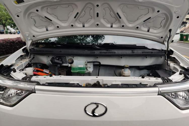 Used Ruichi EC75 2025 Model Passenger Vehicle Smart Driving Ultra-Charging Edition, Pioneer Type I, 52.16 kWh Engine Bay