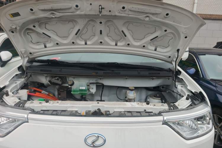 Used Ruichi EC75 2025 Intelligent Driving Ultra-Charging Version Pioneer II Type 50.1 kWh Engine Bay