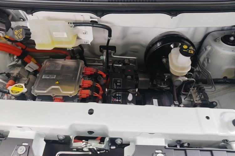 Used Ruichi EC75 2025 Model Passenger Vehicle Smart Driving Ultra-Charging Edition, Pioneer Type I, 52.16 kWh Engine Bay