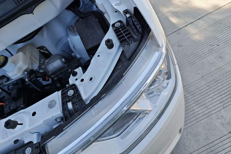 Used Ruichi EC75 2025 Model Passenger Vehicle Smart Driving Ultra-Charging Edition, Pioneer Type I, 52.16 kWh Engine Bay Left