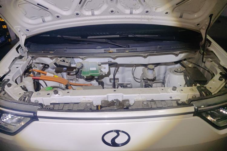 Used Ruichi EC75 2025 Model Passenger Vehicle Smart Driving Ultra-Charging Edition, Pioneer Type I, 52.16 kWh Engine Bay
