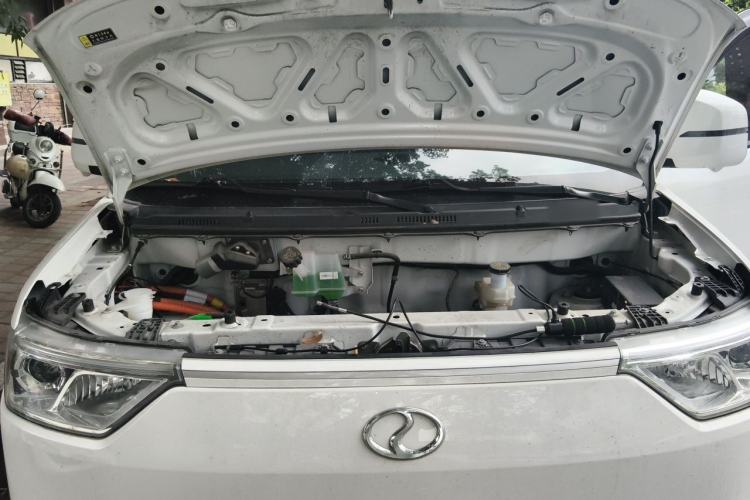 Used Ruichi EC75 2025 Model Passenger Vehicle Smart Driving Ultra-Charging Edition, Pioneer Type I, 52.16 kWh Engine Bay