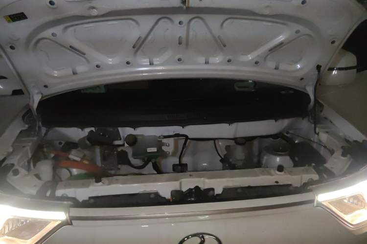 Used Ruichi EC75 2025 Model Passenger Vehicle Smart Driving Ultra-Charging Edition, Pioneer Type I, 52.16 kWh Engine Bay