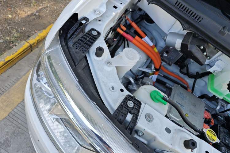 Used Ruichi EC75 2025 Model Passenger Vehicle Smart Driving Ultra-Charging Edition, Pioneer Type I, 52.16 kWh Engine Bay Right
