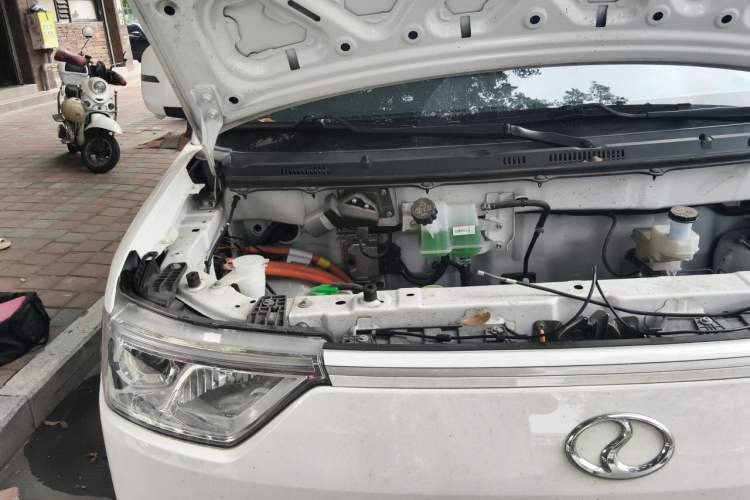Used Ruichi EC75 2025 Model Passenger Vehicle Smart Driving Ultra-Charging Edition, Pioneer Type I, 52.16 kWh Engine Bay Right