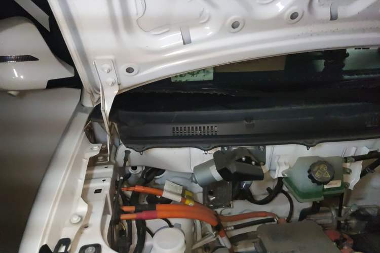 Used Ruichi EC75 2025 Model Passenger Vehicle Smart Driving Ultra-Charging Edition, Pioneer Type I, 52.16 kWh Engine Bay Right