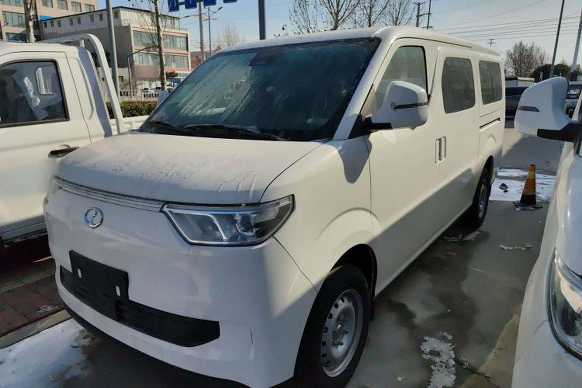 Used Ruichi EC75 2025 Model Passenger Vehicle Smart Driving Edition Pioneer I 41.5 kWh Front Left 45 Deg