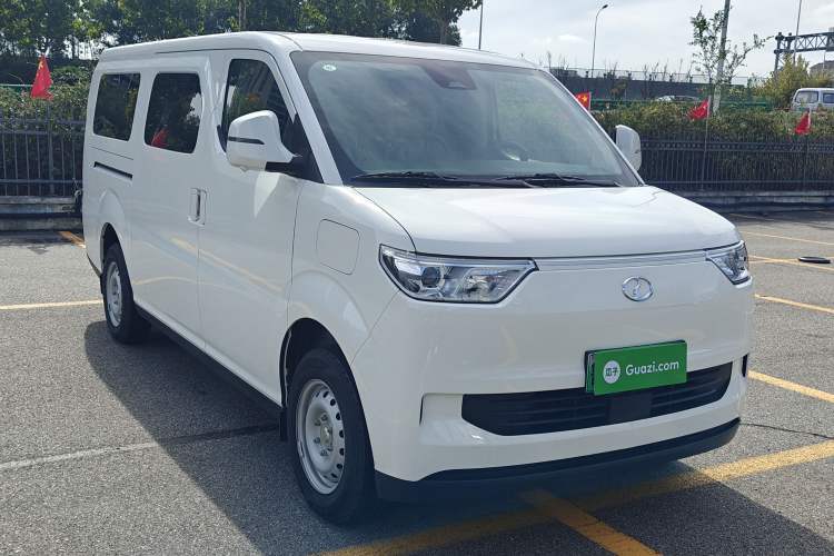 Used Ruichi EC75 2025 Model Passenger Vehicle Smart Driving Ultra-Charging Edition, Pioneer Type I, 52.16 kWh Front Right 45 Deg