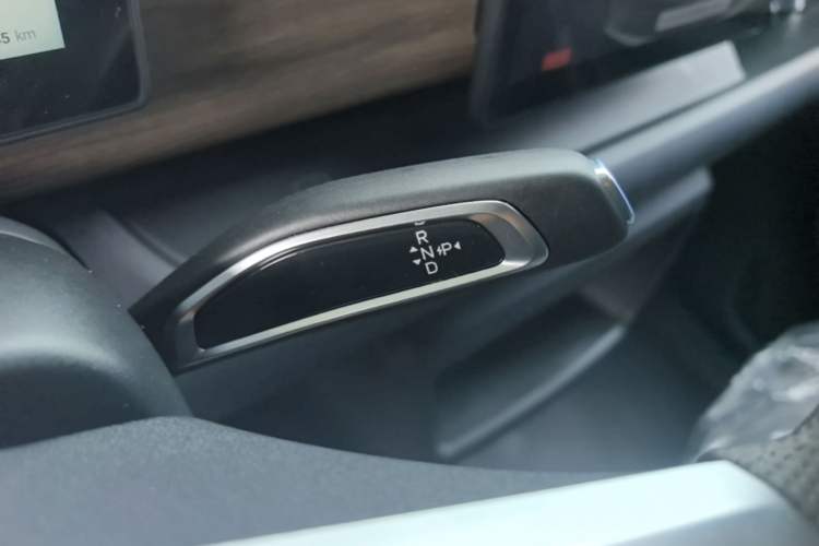 Used Ruichi EC75 2025 Model Freight Vehicle Smart Driving Ultra-Charging Edition Superior I 52.16 kWh Gear Lever