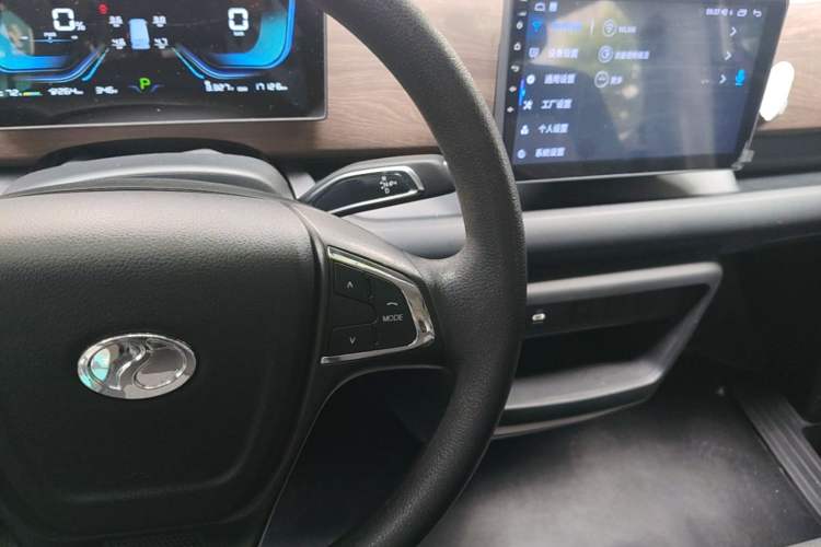 Used Ruichi EC75 2025 Model Passenger Vehicle Smart Driving Ultra-Charging Edition, Pioneer Type I, 52.16 kWh Gear Lever