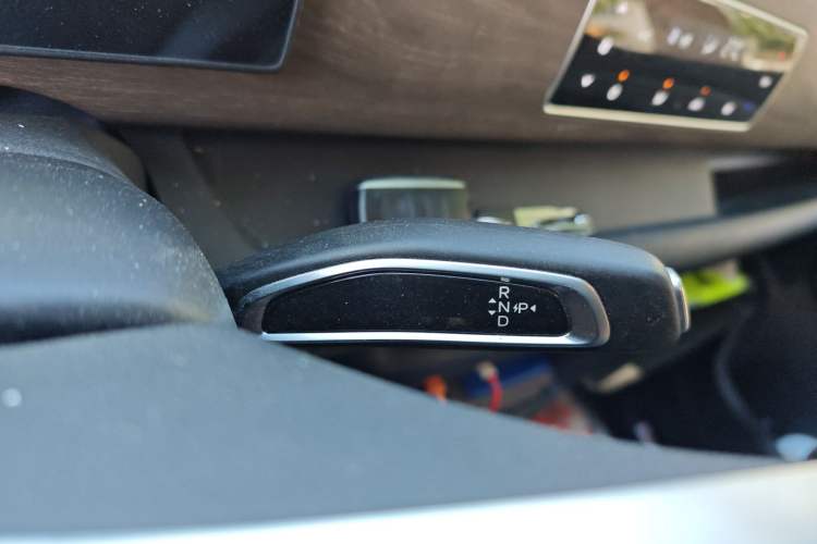 Used Ruichi EC75 2025 Model Passenger Vehicle Smart Driving Ultra-Charging Edition, Pioneer Type I, 52.16 kWh Gear Lever