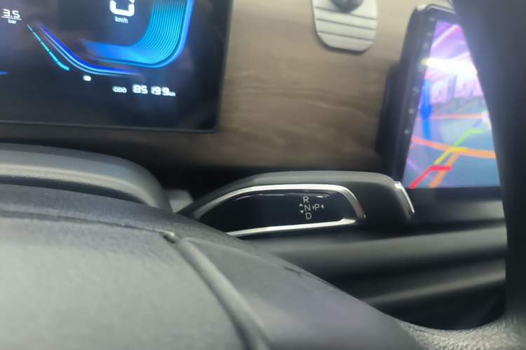 Used Ruichi EC75 2025 Model Passenger Vehicle Smart Driving Ultra-Charging Edition, Pioneer Type I, 52.16 kWh Gear Lever