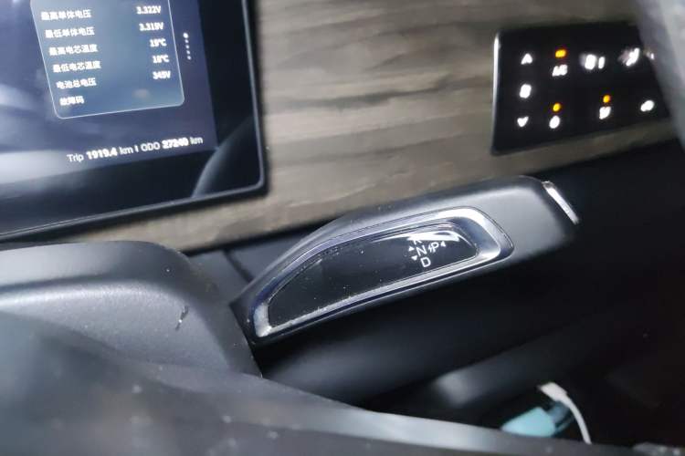 Used Ruichi EC75 2025 Model Passenger Vehicle Smart Driving Ultra-Charging Edition, Pioneer Type I, 52.16 kWh Gear Lever