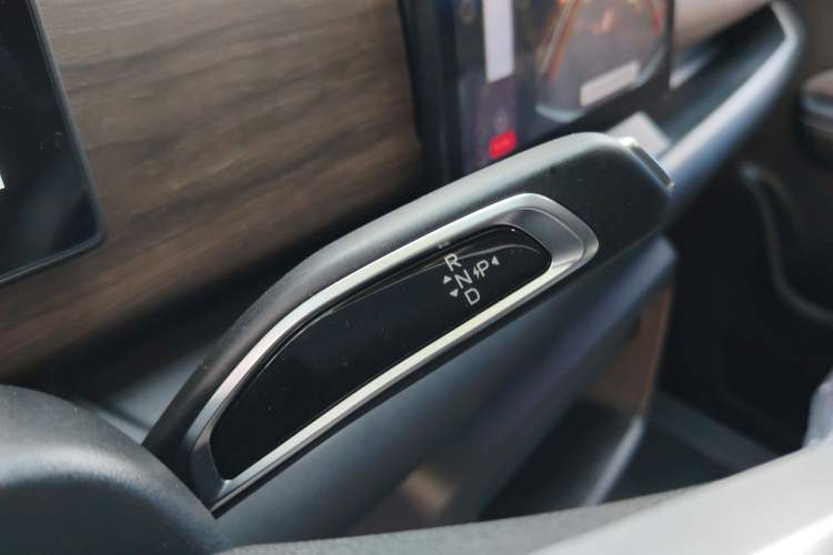Used Ruichi EC75 2025 Model Freight Vehicle Smart Driving Ultra-Charging Edition Superior I 52.16 kWh Gear Lever