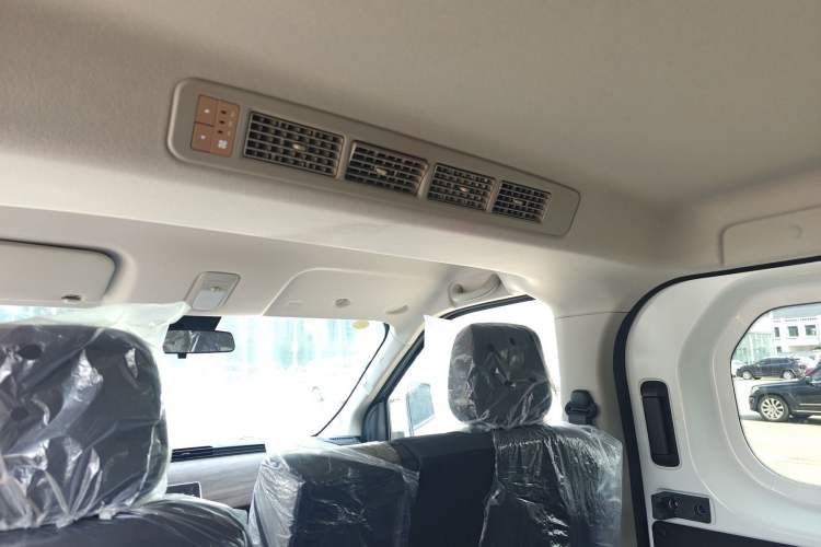 Used Ruichi EC75 2025 Model Passenger Vehicle Smart Driving Ultra-Charging Edition, Pioneer Type I, 52.16 kWh Headliner