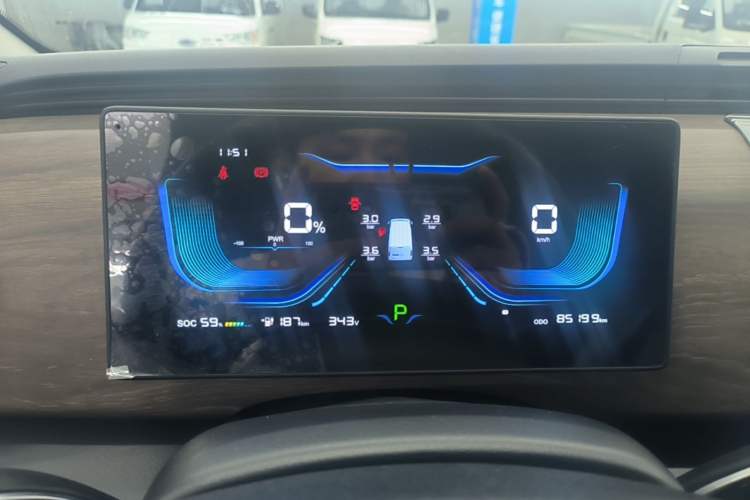 Used Ruichi EC75 2025 Model Passenger Vehicle Smart Driving Ultra-Charging Edition, Pioneer Type I, 52.16 kWh Instrument Cluster