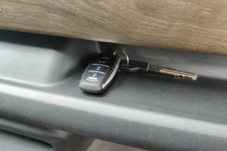 Used Ruichi EC75 2025 Model Passenger Vehicle Smart Driving Ultra-Charging Edition, Pioneer Type I, 52.16 kWh Interior 1
