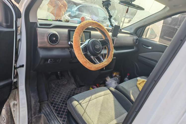 Used Ruichi EC75 2025 Model Passenger Vehicle Smart Driving Ultra-Charging Edition Pioneer II 50.1 kWh Interior 2