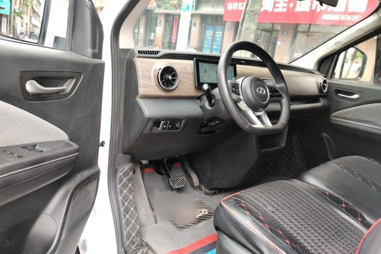 Used Ruichi EC75 2025 Model Passenger Vehicle Smart Driving Ultra-Charging Edition, Pioneer Type I, 52.16 kWh Interior 3
