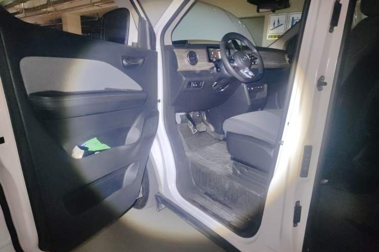 Used Ruichi EC75 2025 Model Passenger Vehicle Smart Driving Ultra-Charging Edition, Pioneer Type I, 52.16 kWh Interior 3
