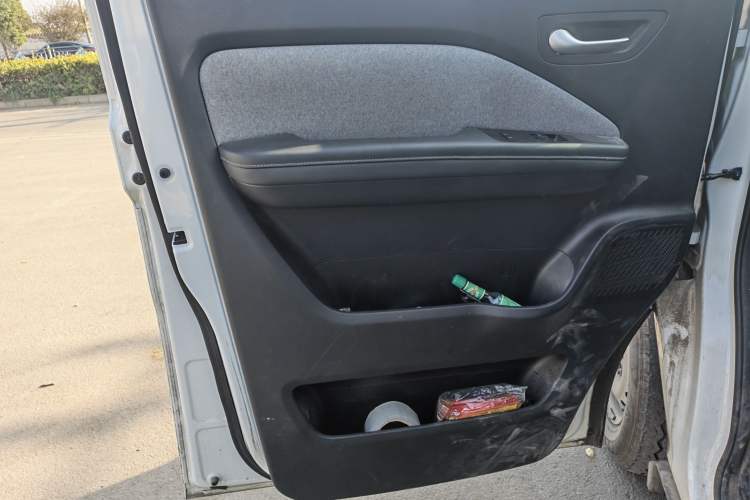 Used Ruichi EC75 2025 Model Passenger Vehicle Smart Driving Ultra-Charging Edition Pioneer II 50.1 kWh Interior 4