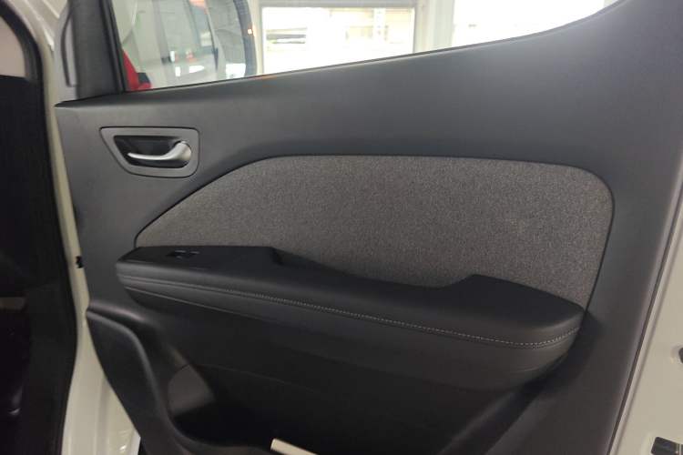 Used Ruichi EC75 2025 Model Passenger Vehicle Smart Driving Ultra-Charging Edition Pioneer II 50.1 kWh Interior 5