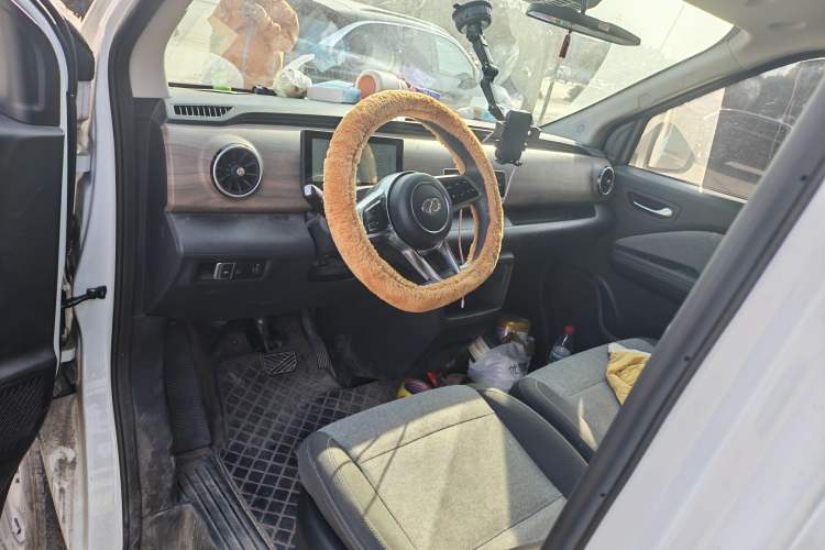 Used Ruichi EC75 2025 Model Passenger Vehicle Smart Driving Ultra-Charging Edition Pioneer II 50.1 kWh Interior 6