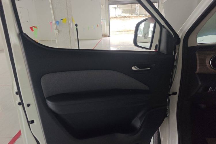 Used Ruichi EC75 2025 Model Passenger Vehicle Smart Driving Ultra-Charging Edition Pioneer II 50.1 kWh Interior 7