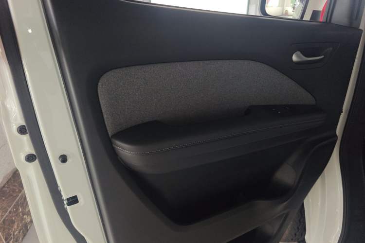 Used Ruichi EC75 2025 Model Passenger Vehicle Smart Driving Ultra-Charging Edition, Pioneer Type I, 52.16 kWh Left Front Door Interior
