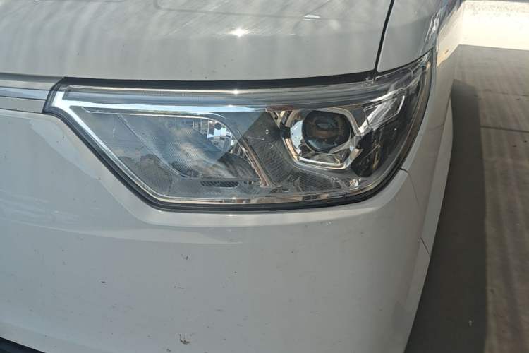 Used Ruichi EC75 2025 Model Passenger Vehicle Smart Driving Ultra-Charging Edition, Pioneer Type I, 52.16 kWh Left Front Headlight