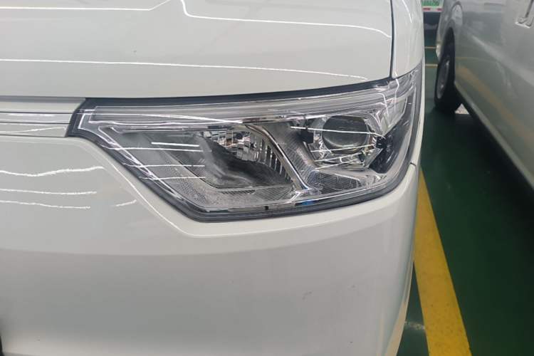 Used Ruichi EC75 2025 Model Passenger Vehicle Smart Driving Ultra-Charging Edition, Pioneer Type I, 52.16 kWh Left Front Headlight