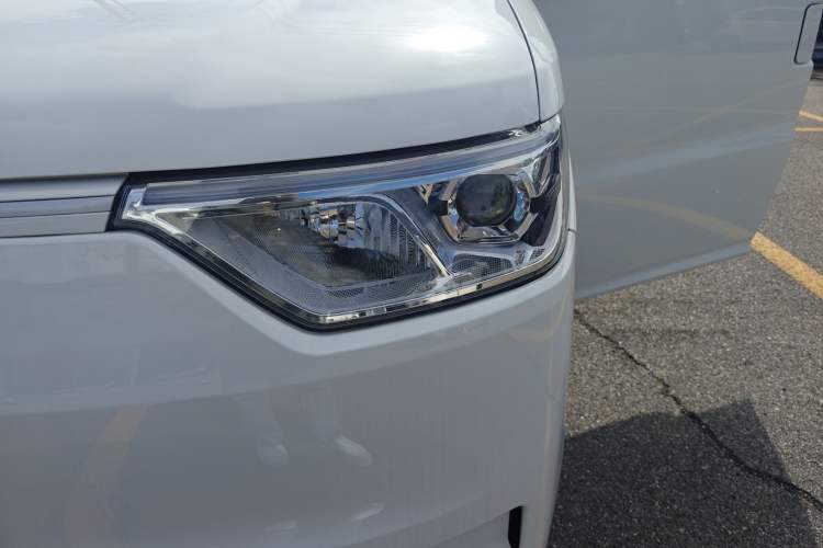 Used Ruichi EC75 2025 Model Passenger Vehicle Smart Driving Ultra-Charging Edition, Pioneer Type I, 52.16 kWh Left Front Headlight