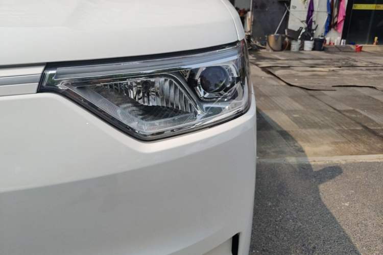 Used Ruichi EC75 2025 Model Passenger Vehicle Smart Driving Ultra-Charging Edition, Pioneer Type I, 52.16 kWh Left Front Headlight