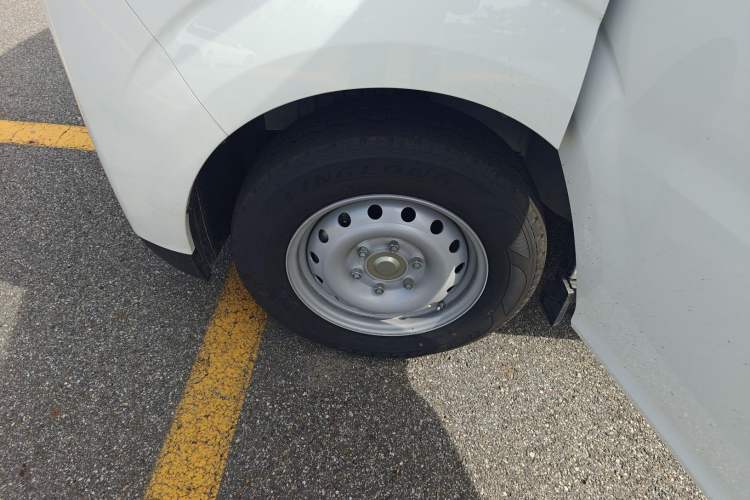 Used Ruichi EC75 2025 Model Passenger Vehicle Smart Driving Ultra-Charging Edition, Pioneer Type I, 52.16 kWh Left Front Wheel Hub