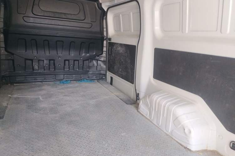 Used Ruichi EC75 2025 SmartDrive Edition Pioneer II 41.86 kWh Left Rear Seat