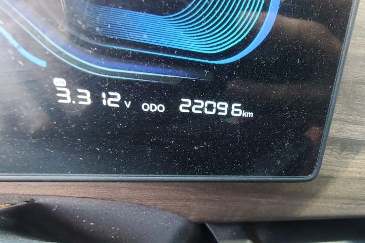 Used Ruichi EC75 2025 Model Passenger Vehicle Smart Driving Edition Pioneer I 41.5 kWh Odometer Close Up