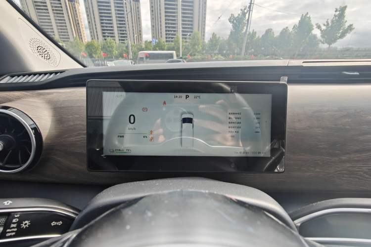 Used Ruichi EC75 2025 Model Passenger Vehicle Smart Driving Ultra-Charging Edition Pioneer II 50.1 kWh Odometer Close Up