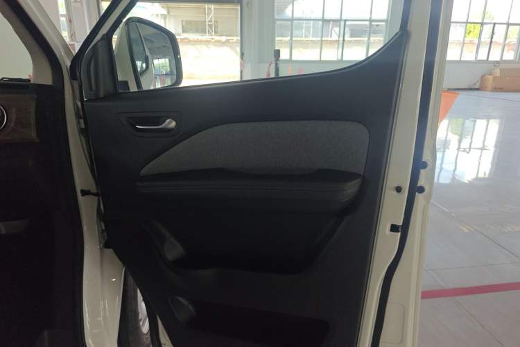 Used Ruichi EC75 2025 Model Passenger Vehicle Smart Driving Ultra-Charging Edition, Pioneer Type I, 52.16 kWh Right Front Door Interior