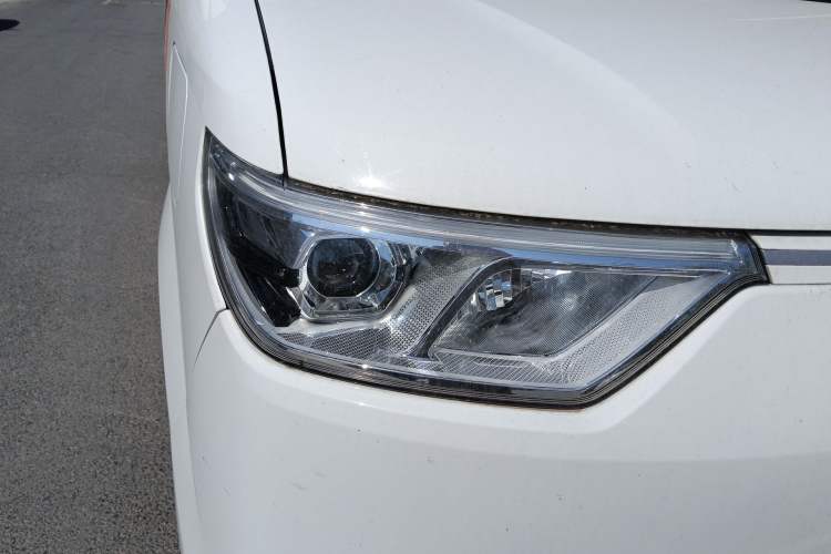 Used Ruichi EC75 2025 Ultra-Charging Version Pioneer II Type 50.1 kWh Right Front Headlight