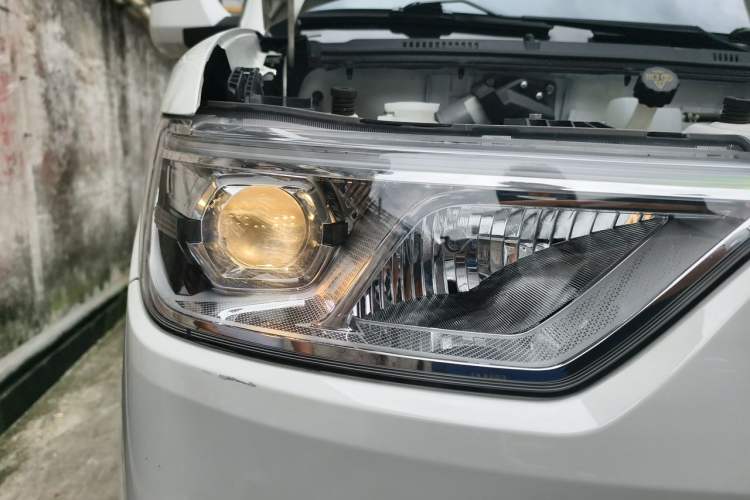 Used Ruichi EC75 2025 Model Passenger Vehicle Smart Driving Ultra-Charging Edition Superior I 52.16 kWh Right Front Headlight