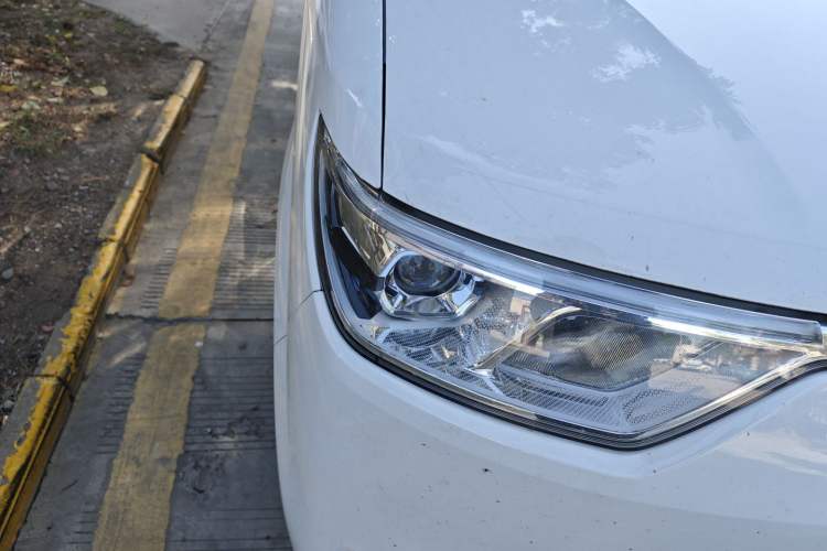 Used Ruichi EC75 2025 Model Passenger Vehicle Smart Driving Ultra-Charging Edition, Pioneer Type I, 52.16 kWh Right Front Headlight